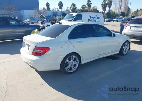 2012 Mercedes-Benz C 250 Luxury/Sport z USA, uszkodzony, nr VIN WDDGF4HB9CA628444